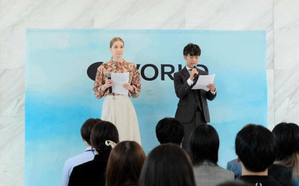 入社4年目 波木 一矢さん　タケオキクチ 渋谷明治通り本店（右）と入社2年目 ヘイッキネン ミルカさんシューラルー イオン金沢八景店（左）